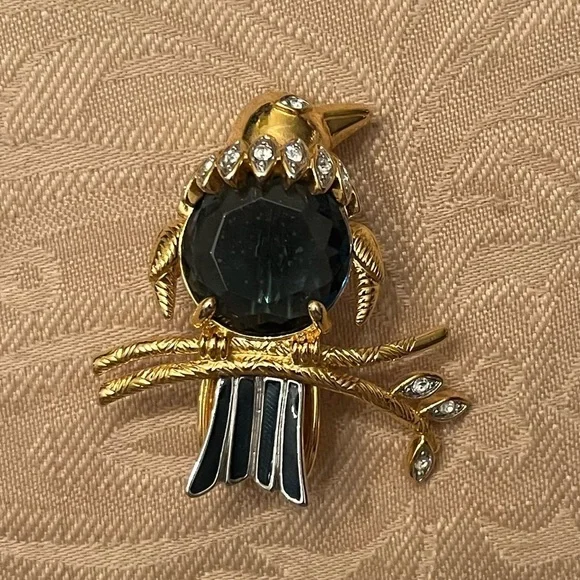 Kenneth Jay Lane (KJL) Elegant Crystal Blue Bird Brooch with Gold Tone Setting - Picture 6 of 7